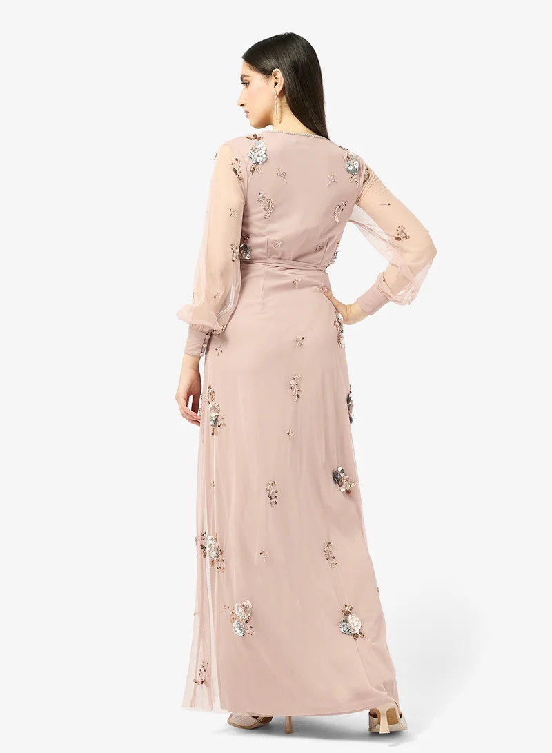 فروك اند فرل فستان ماكسي طويل بأكمام طويلة وفتحة صدر مزينة